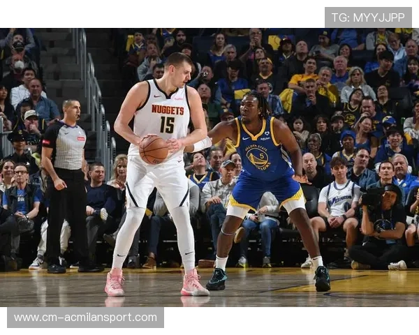 约基奇跑位吸引包夹再分球，掘金打出团队篮球